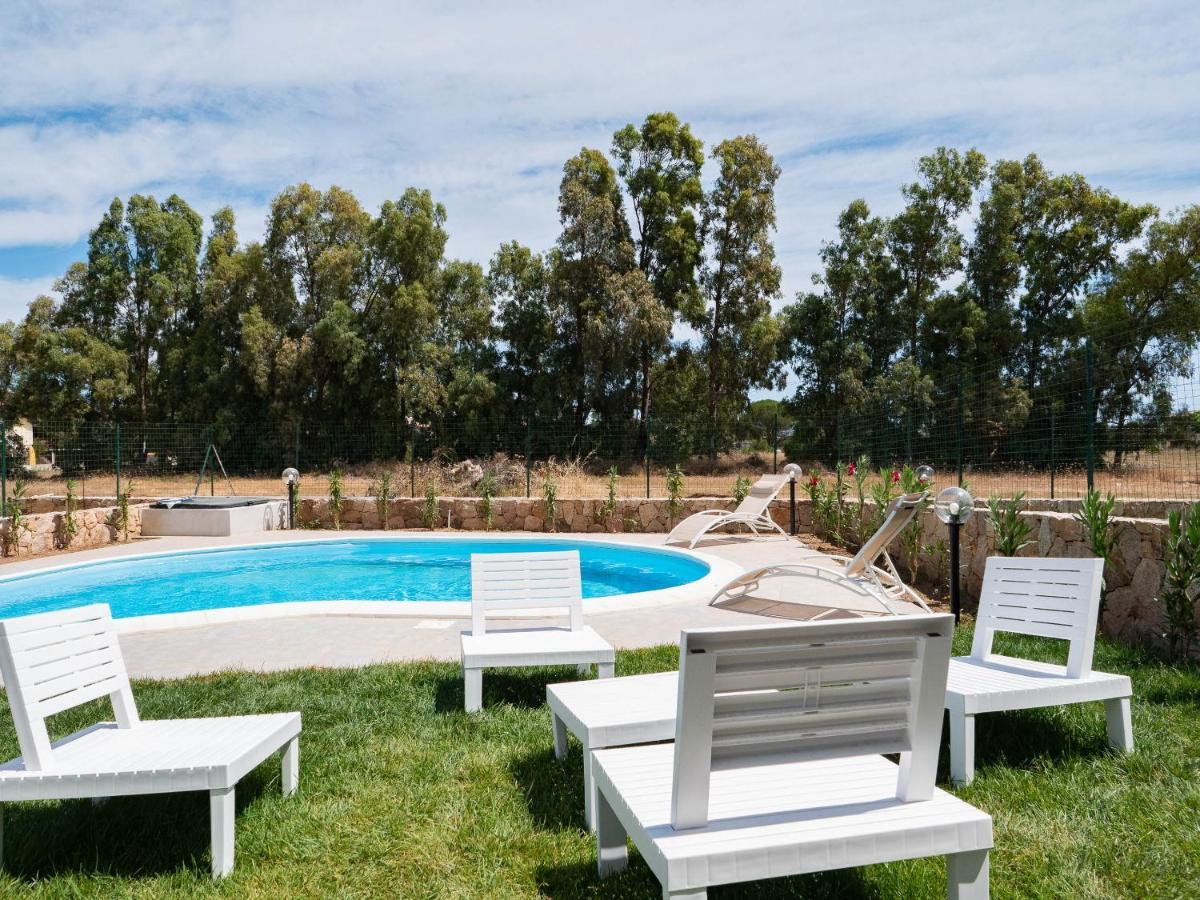 Villetta Con Piscina Budoni Affitti Spiaggia 700 Mt Exteriör bild